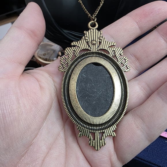 Vintage Cameo Pendant Necklace Antique Gold Bronze Tone - Picture 4 of 6